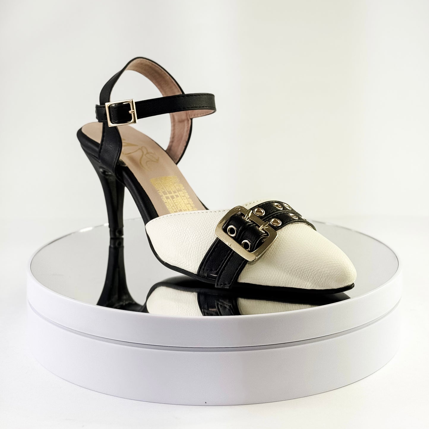 Tacones de punta cerrada con correa y hebilla - Tacón delgado 5.5 cm color negro para mujer - Milagros Moda