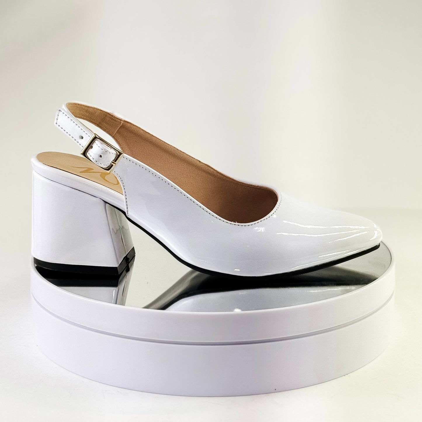 Zapatos de tacón grueso 5.5 cm color blanco destalonados con punta cerrada y correa para mujer - Milagros Moda