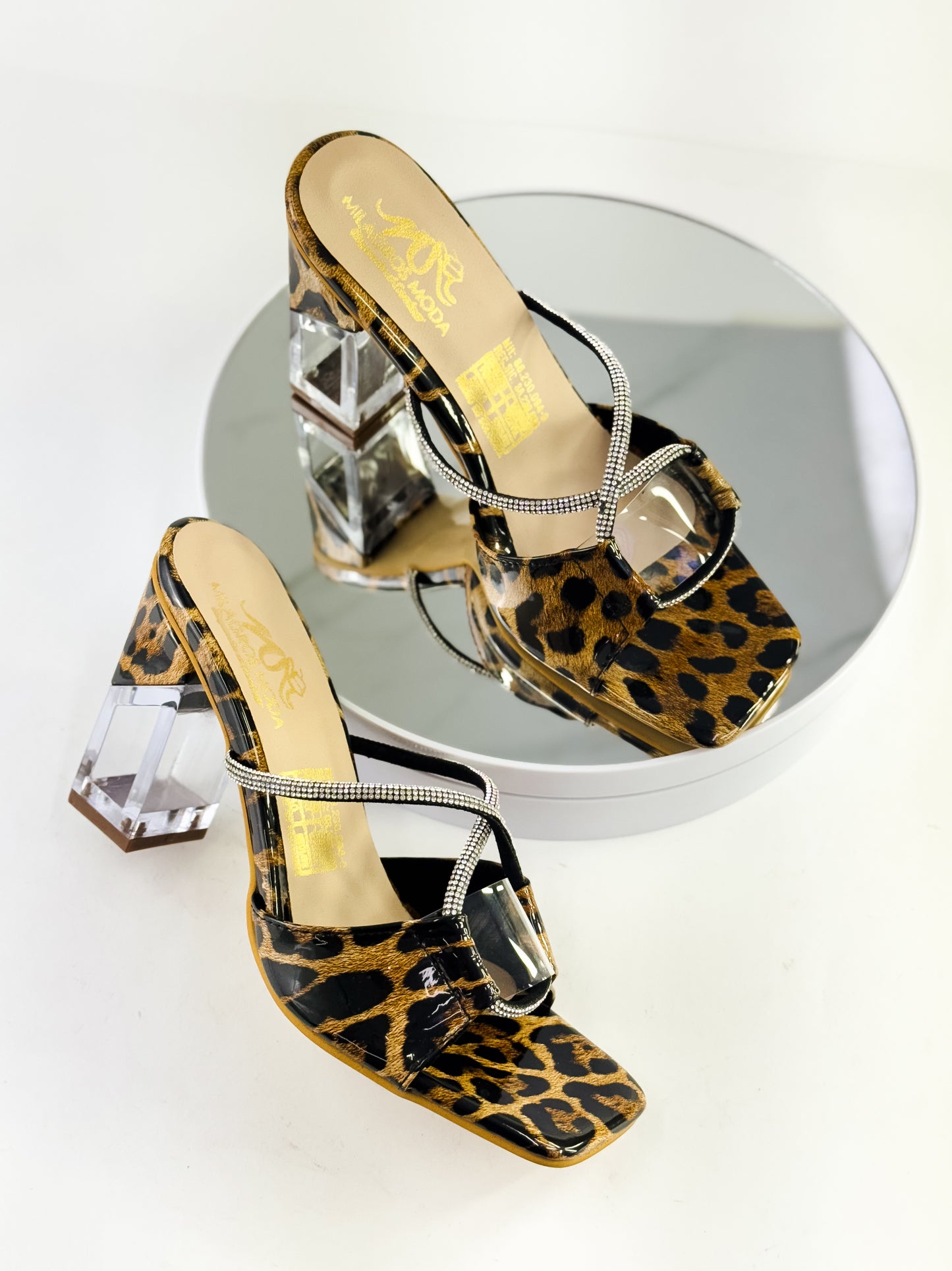 Sandalias de fiesta con tiras brillantes y tacón transparente color animal print, tacón 7.5 cm para mujer - Milagros Moda