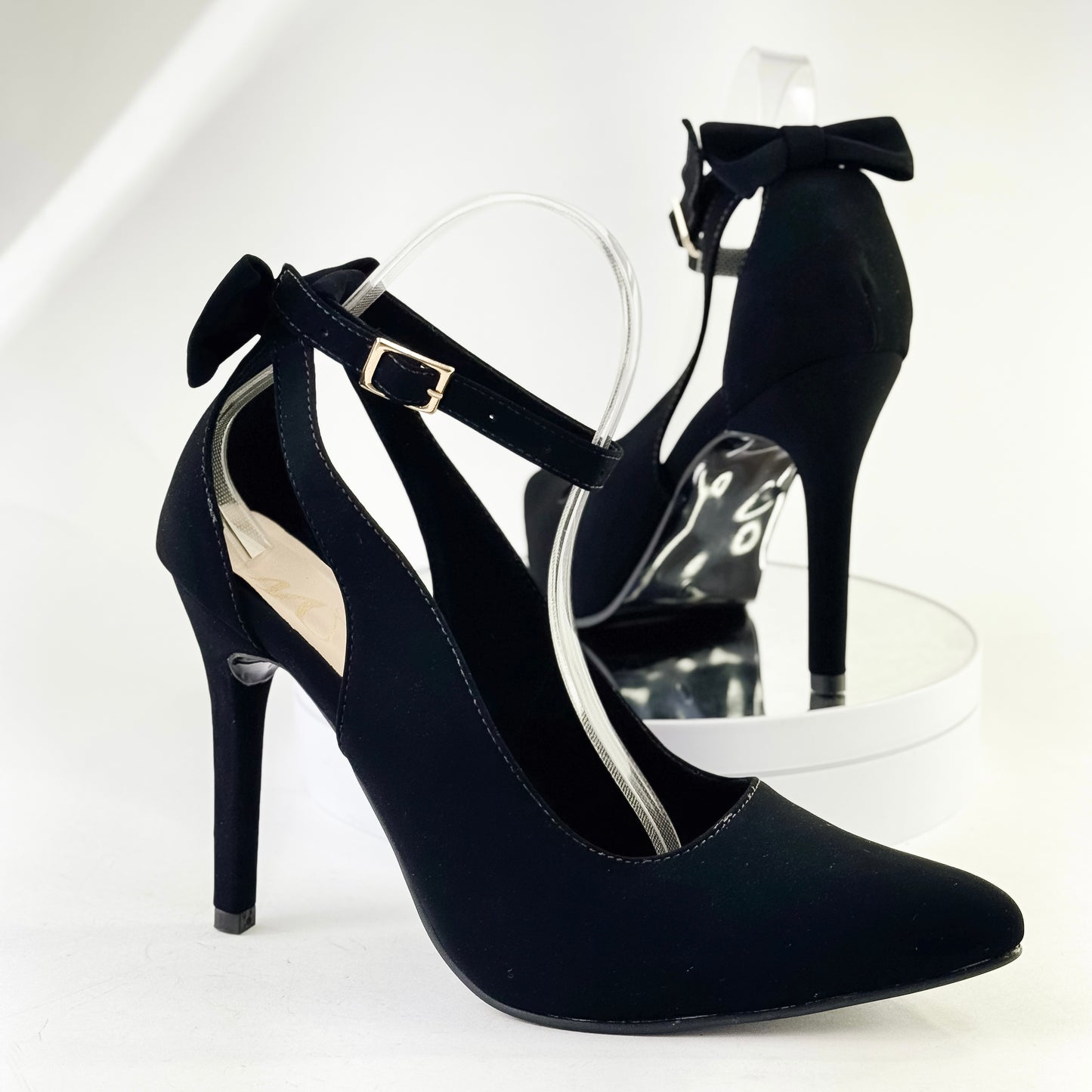 Tacones elegantes con correa y lazo color negro, tacón 9.5 cm para mujer - Milagros Moda