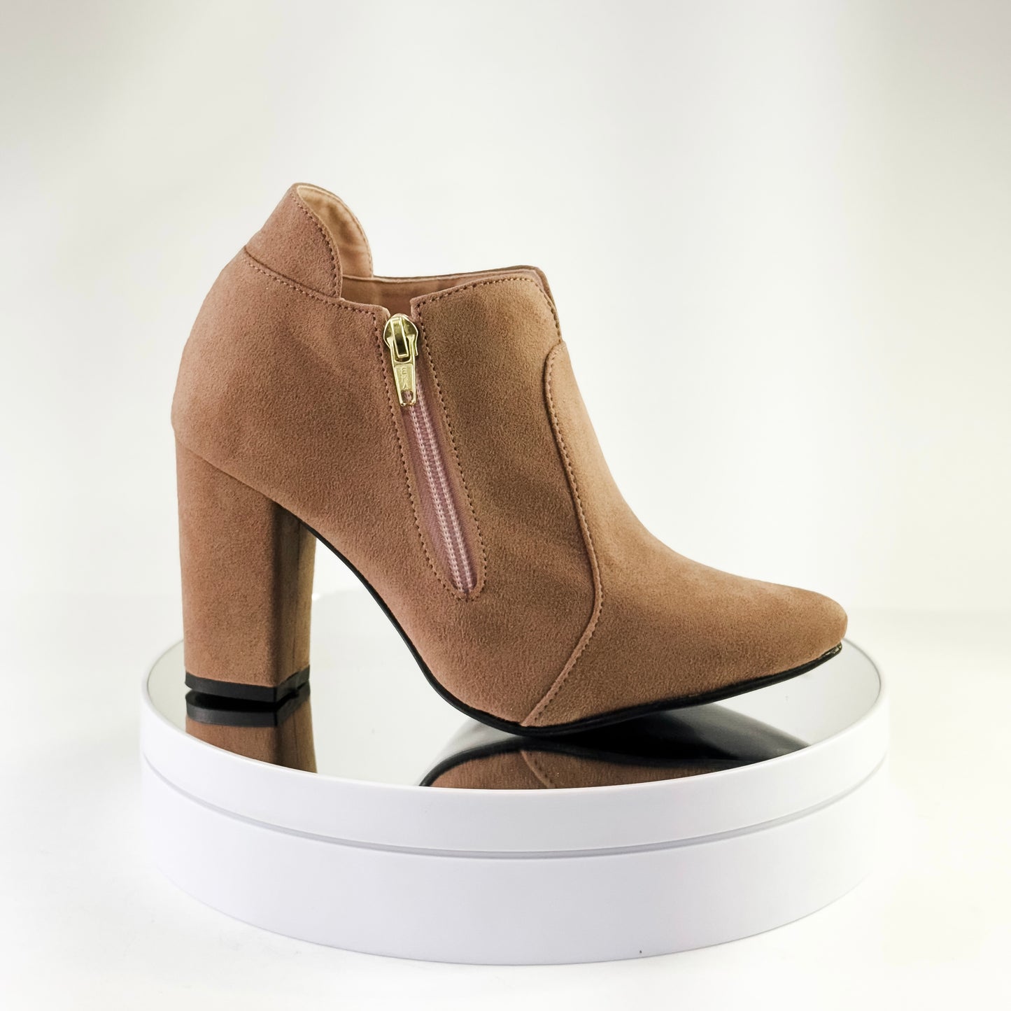Botines con cierre lateral y tacón alto Ref. 7749 nude