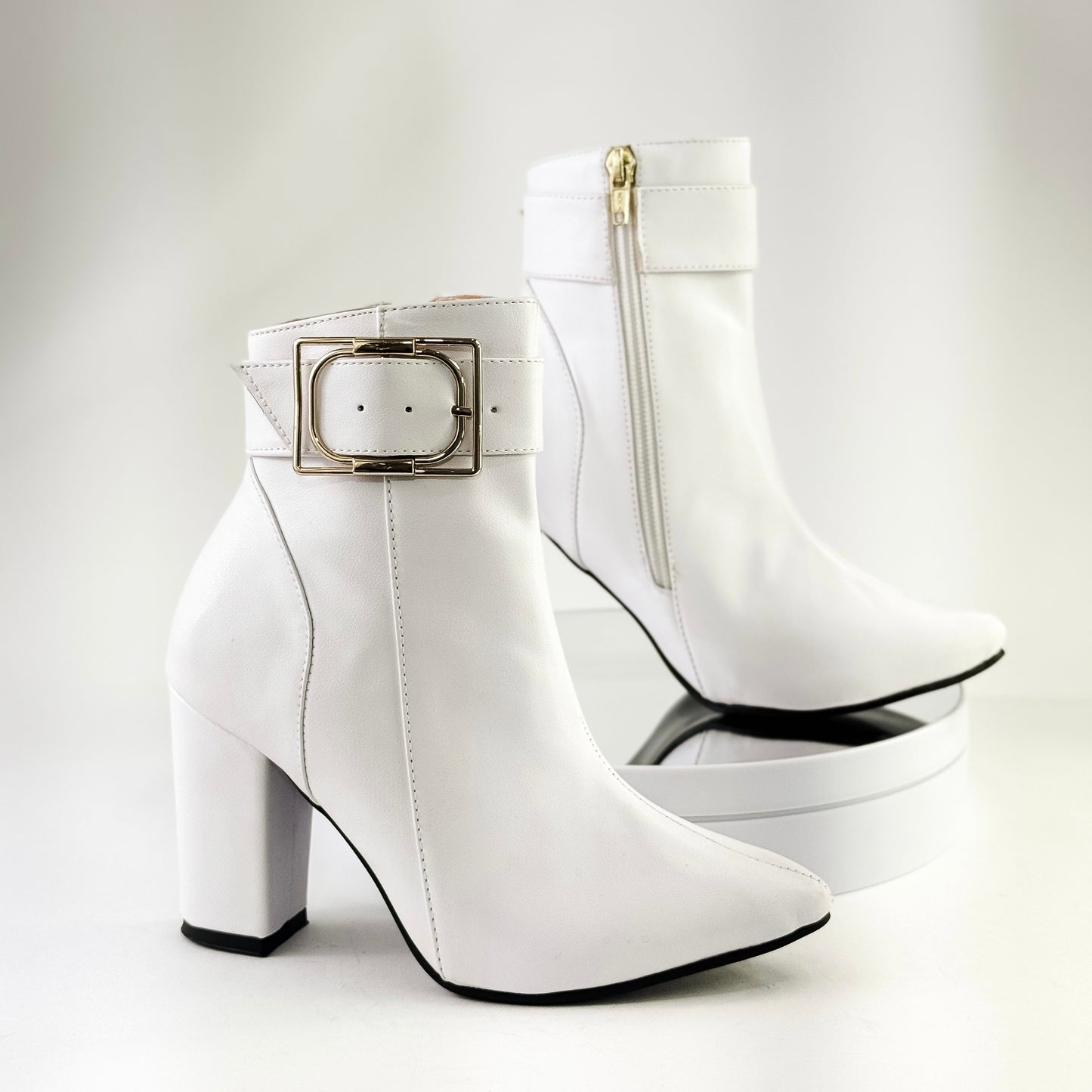Botines con hebilla decorativa y tacón alto Ref. 8214 blanco