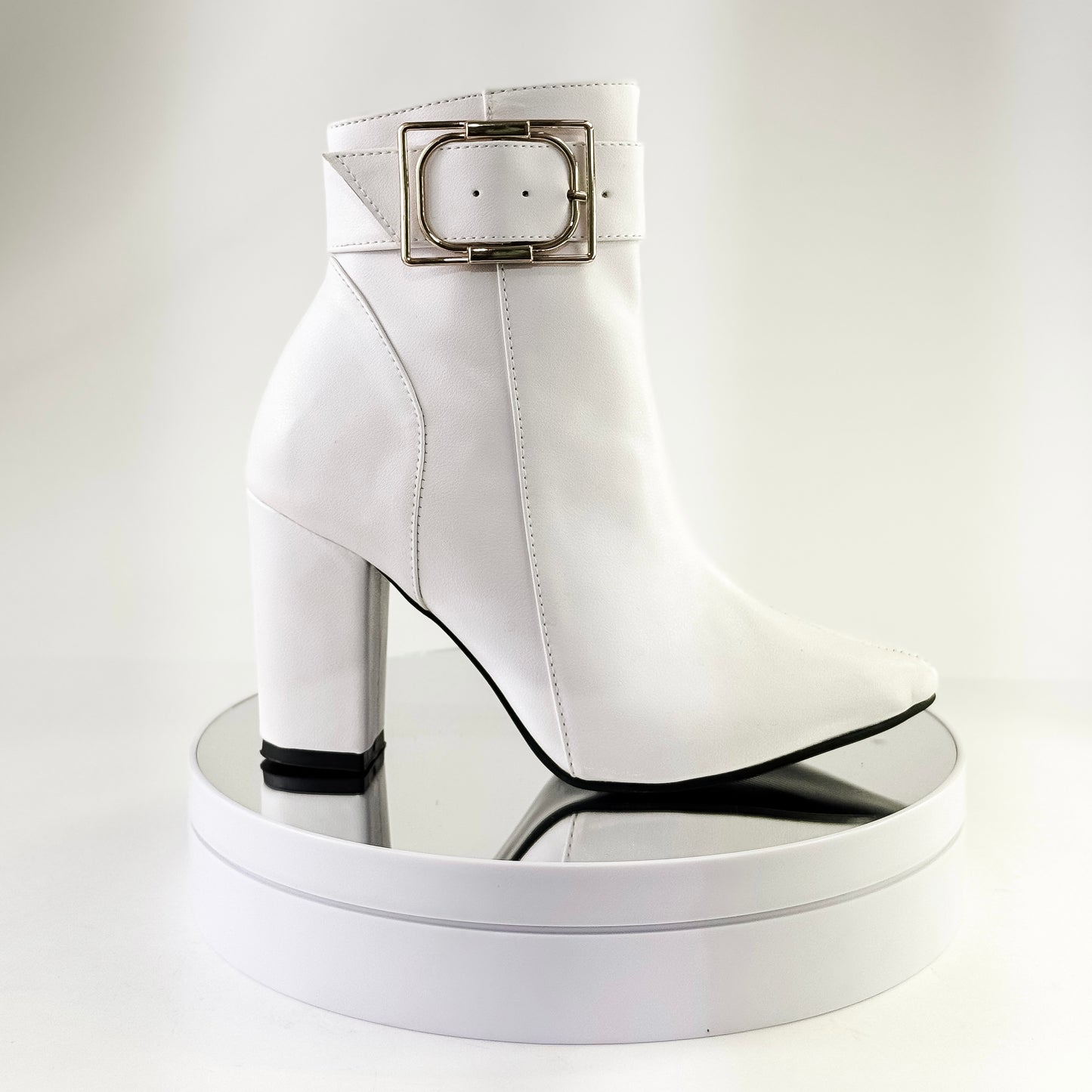 Botines con hebilla decorativa y tacón alto Ref. 8214 blanco