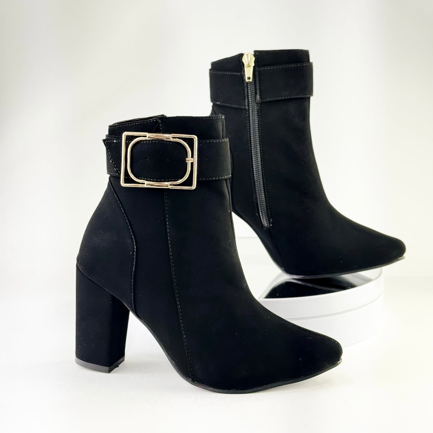Botines con hebilla decorativa y tacón alto Ref. 8214 negro