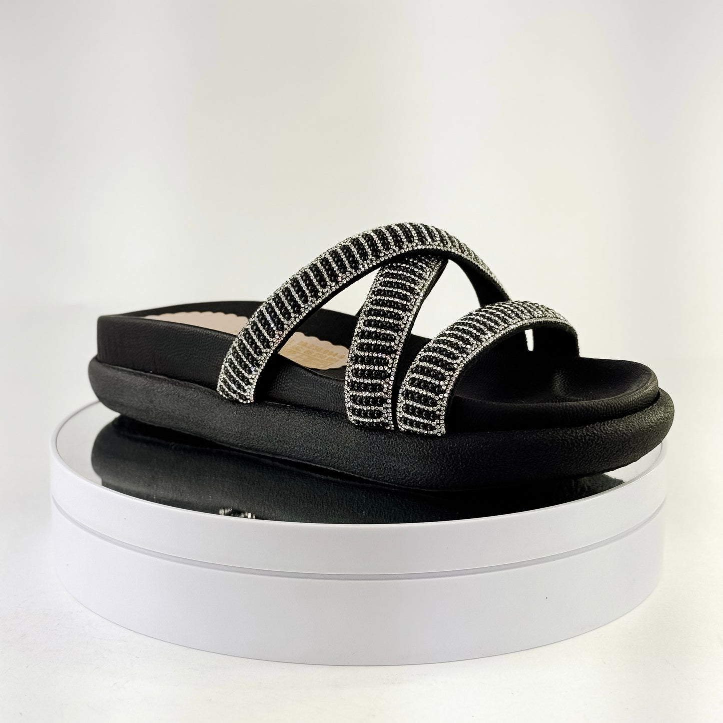 Sandalias planas con tiras cruzadas brillantes Ref. 0501 negro