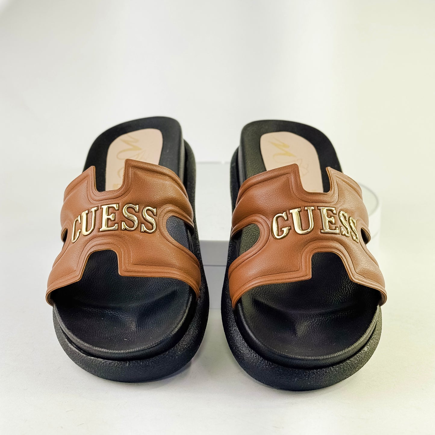 Sandalias planas tipo plataforma con logo Guess para mujer Ref. 0502 amaretto