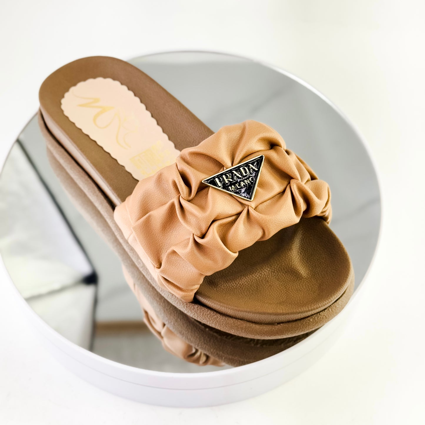Sandalias tipo plataforma con tira fruncida y detalle metálico Ref. 0504 amaretto