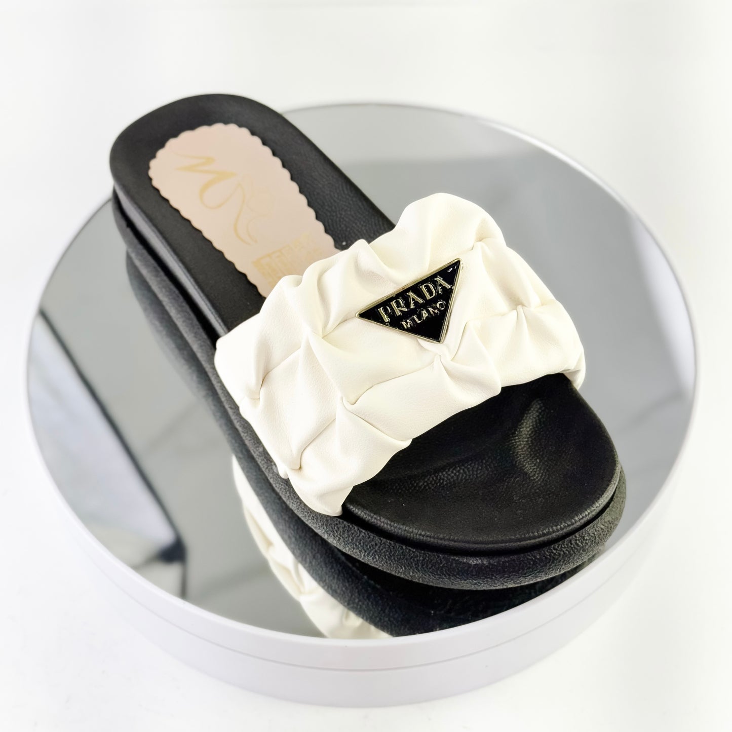 Sandalias tipo plataforma con tira fruncida y detalle metálico Ref. 0504 blanco