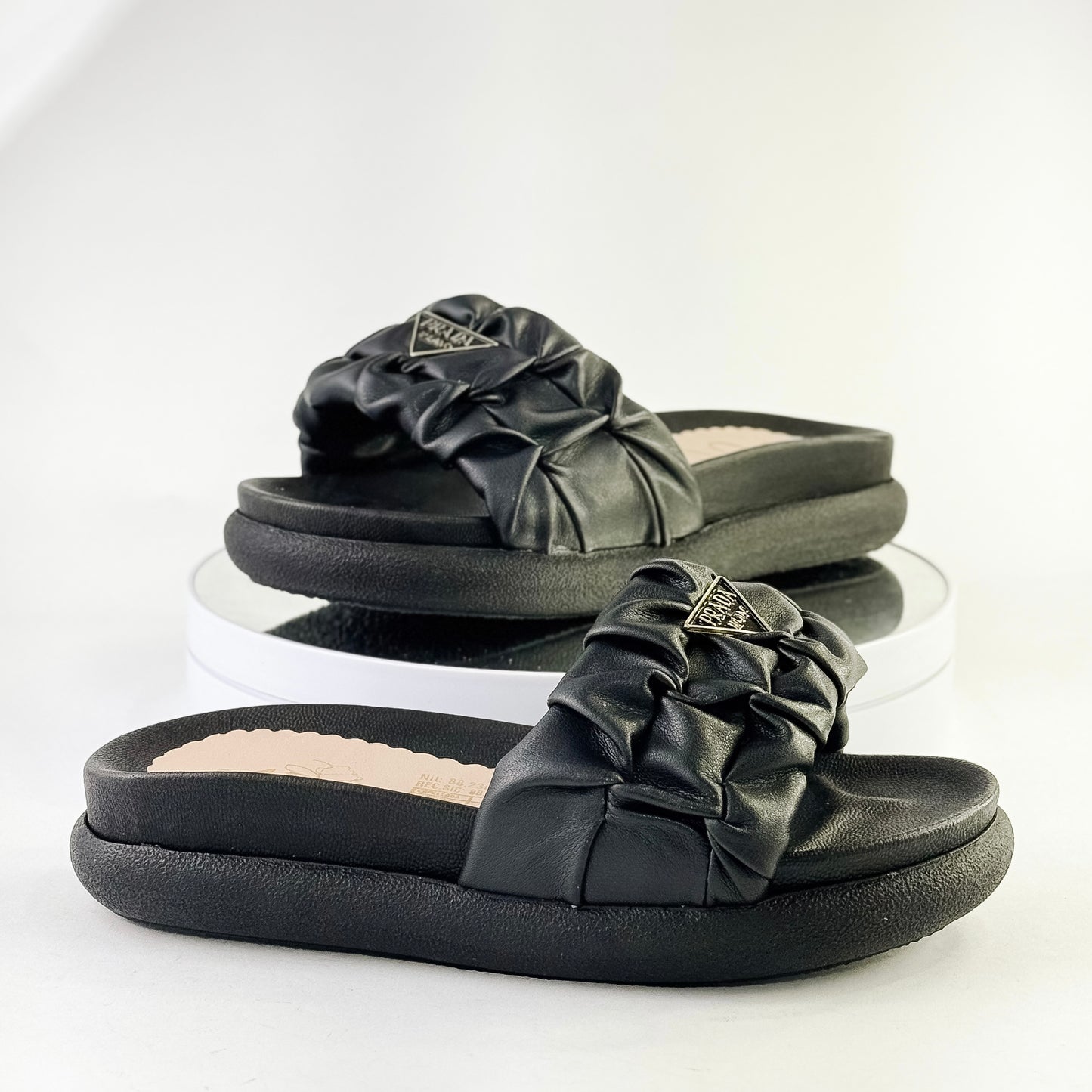 Sandalias tipo plataforma con tira fruncida y detalle metálico Ref. 0504 negro