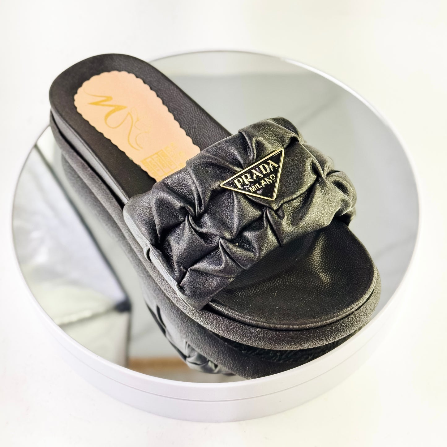 Sandalias tipo plataforma con tira fruncida y detalle metálico Ref. 0504 negro