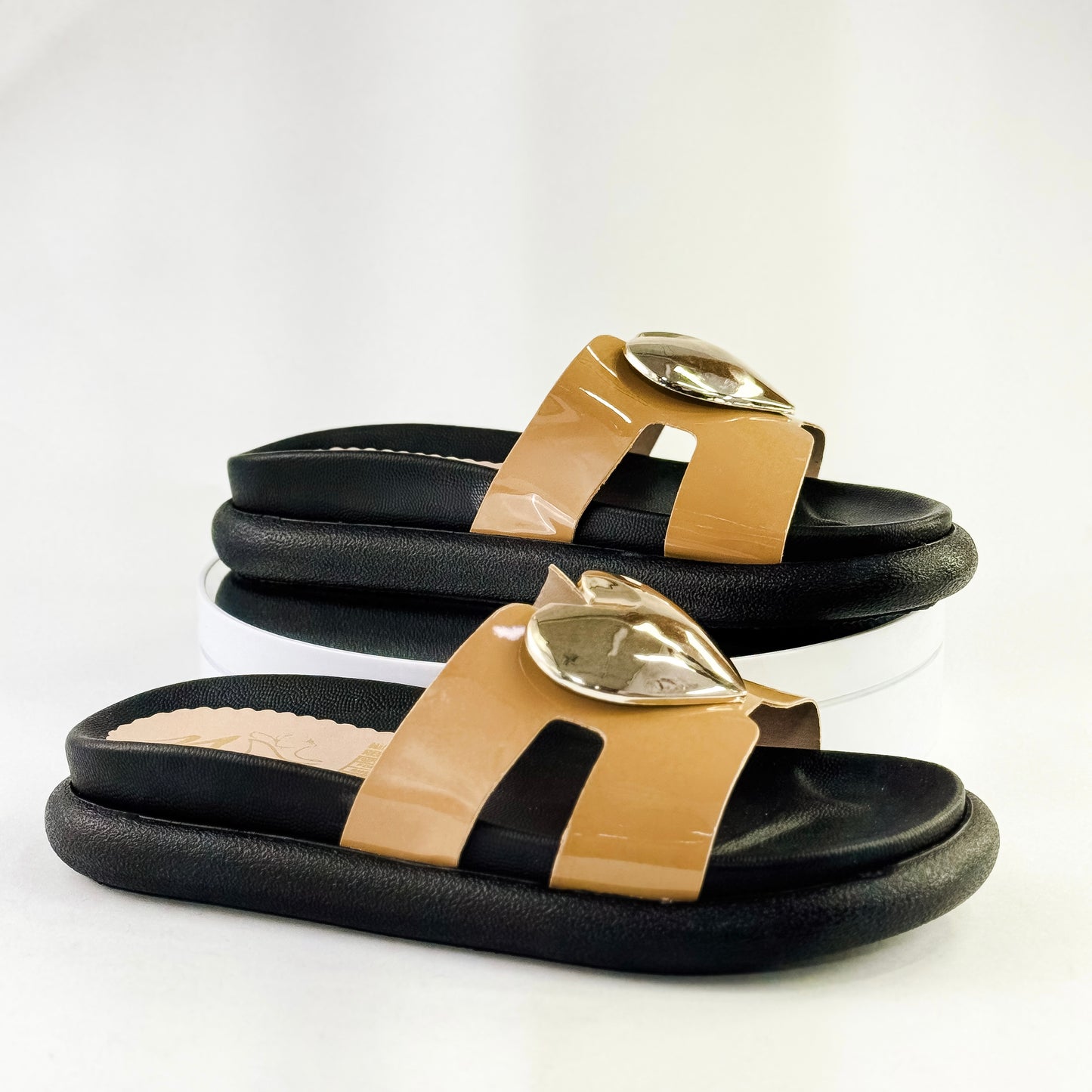 Sandalias planas con corazón dorado para mujer Ref. 0510 amaretto