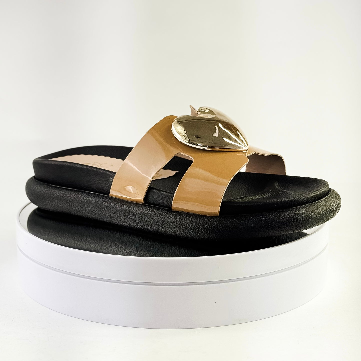 Sandalias planas con corazón dorado para mujer Ref. 0510 amaretto
