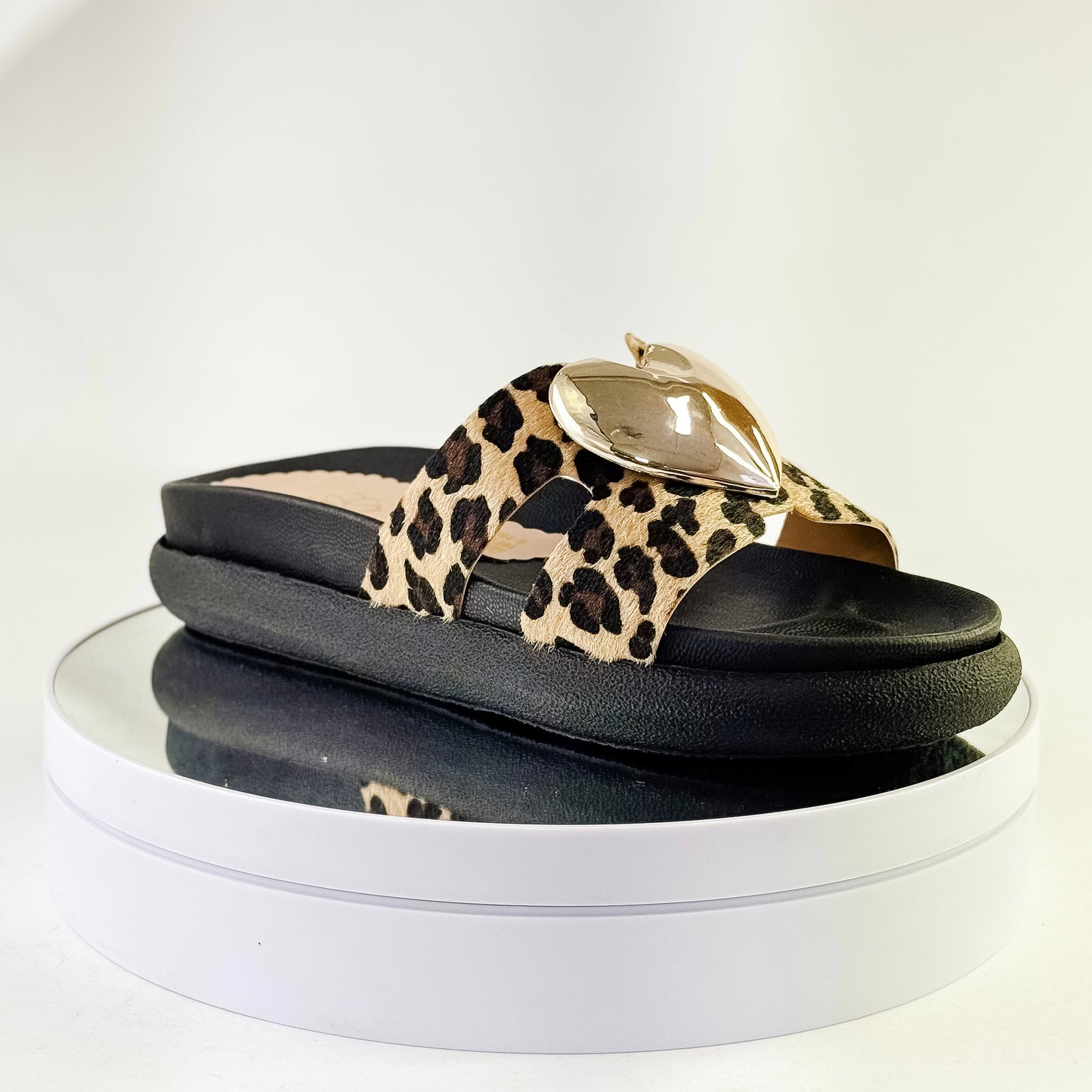 Sandalias planas con corazón dorado para mujer Ref. 0510 animal print