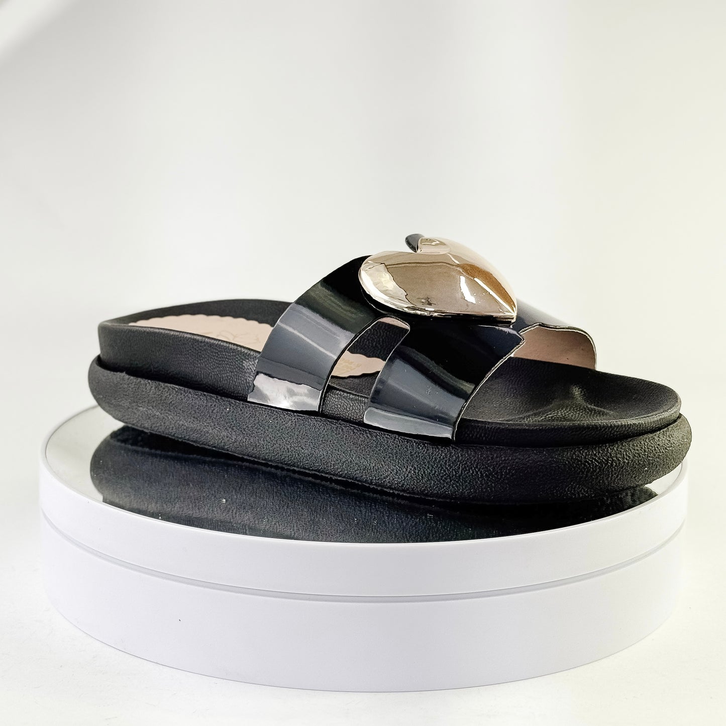 Sandalias planas con corazón dorado para mujer Ref. 0510 negro
