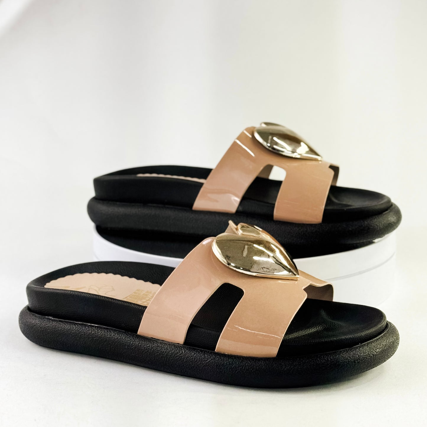 Sandalias planas con corazón dorado para mujer Ref. 0510 nude
