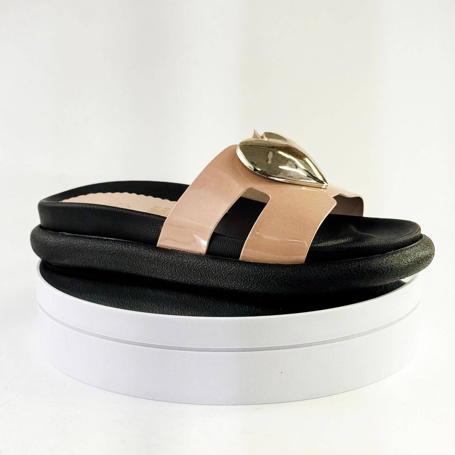 Sandalias planas con corazón dorado para mujer Ref. 0510 nude