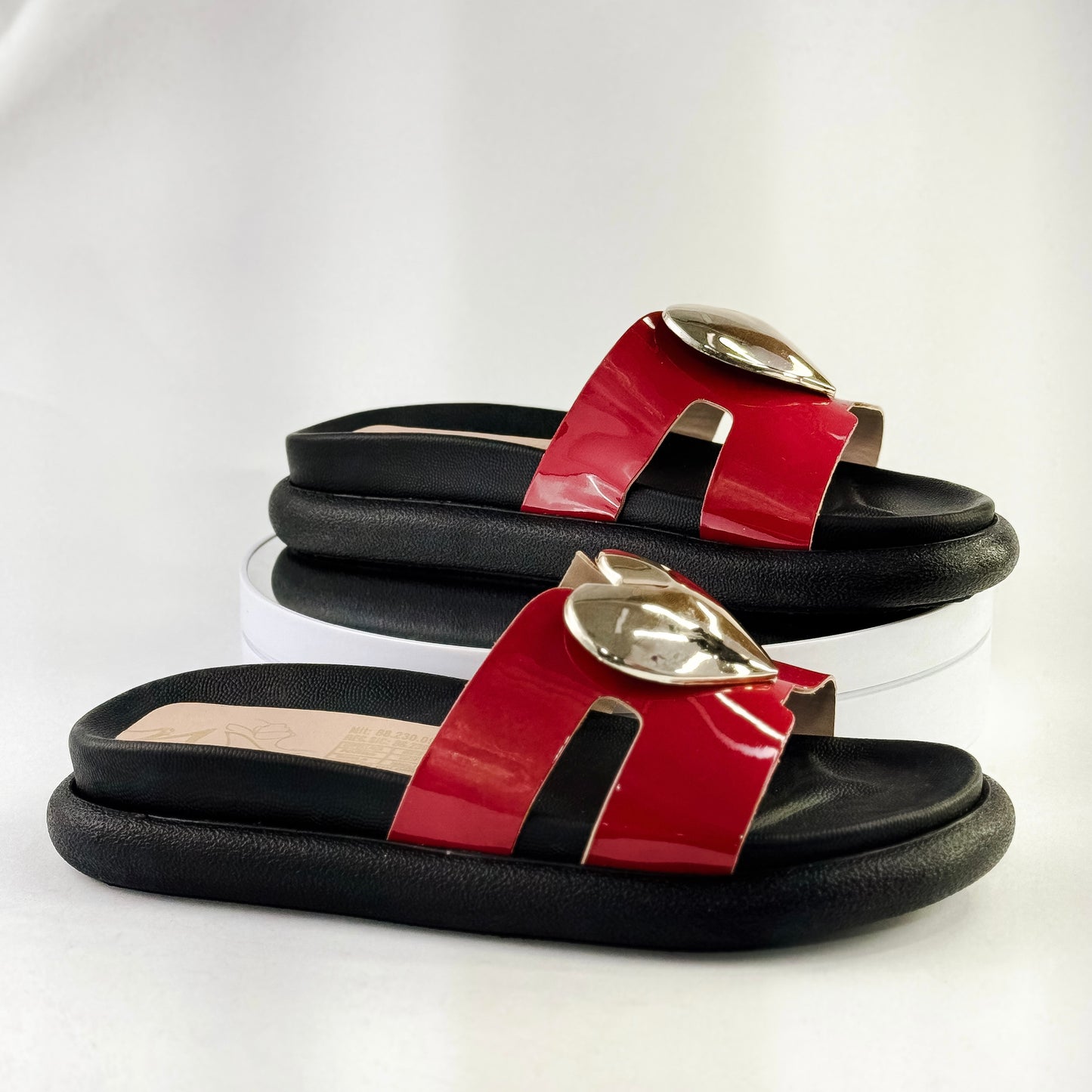 Sandalias planas con corazón dorado para mujer Ref. 0510 rojo