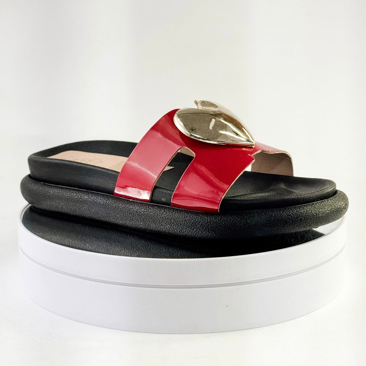 Sandalias planas con corazón dorado para mujer Ref. 0510 rojo