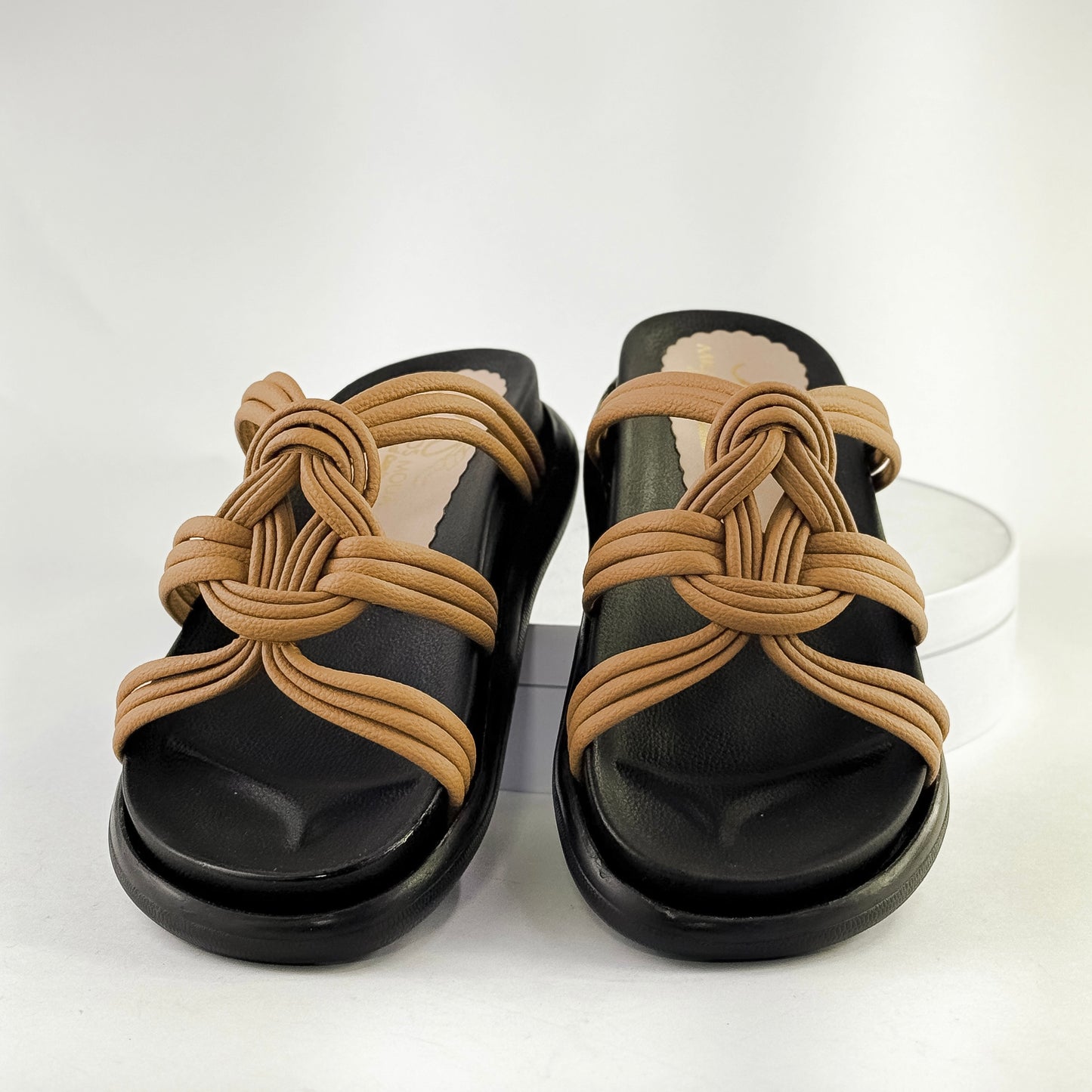 Sandalias planas con nudo decorativo Ref. 0524 amaretto