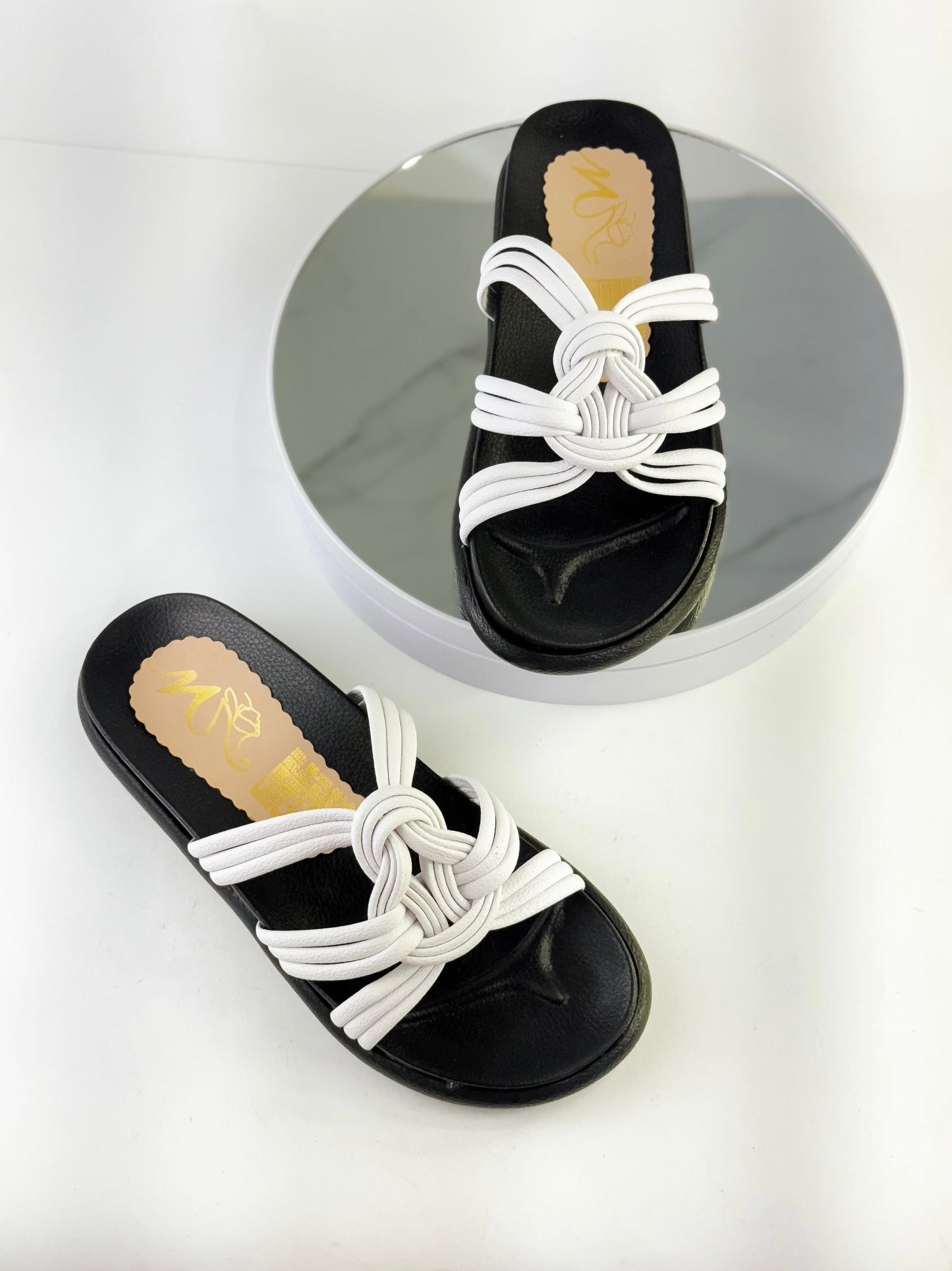 Sandalias planas con nudo decorativo Ref. 0524 blanco