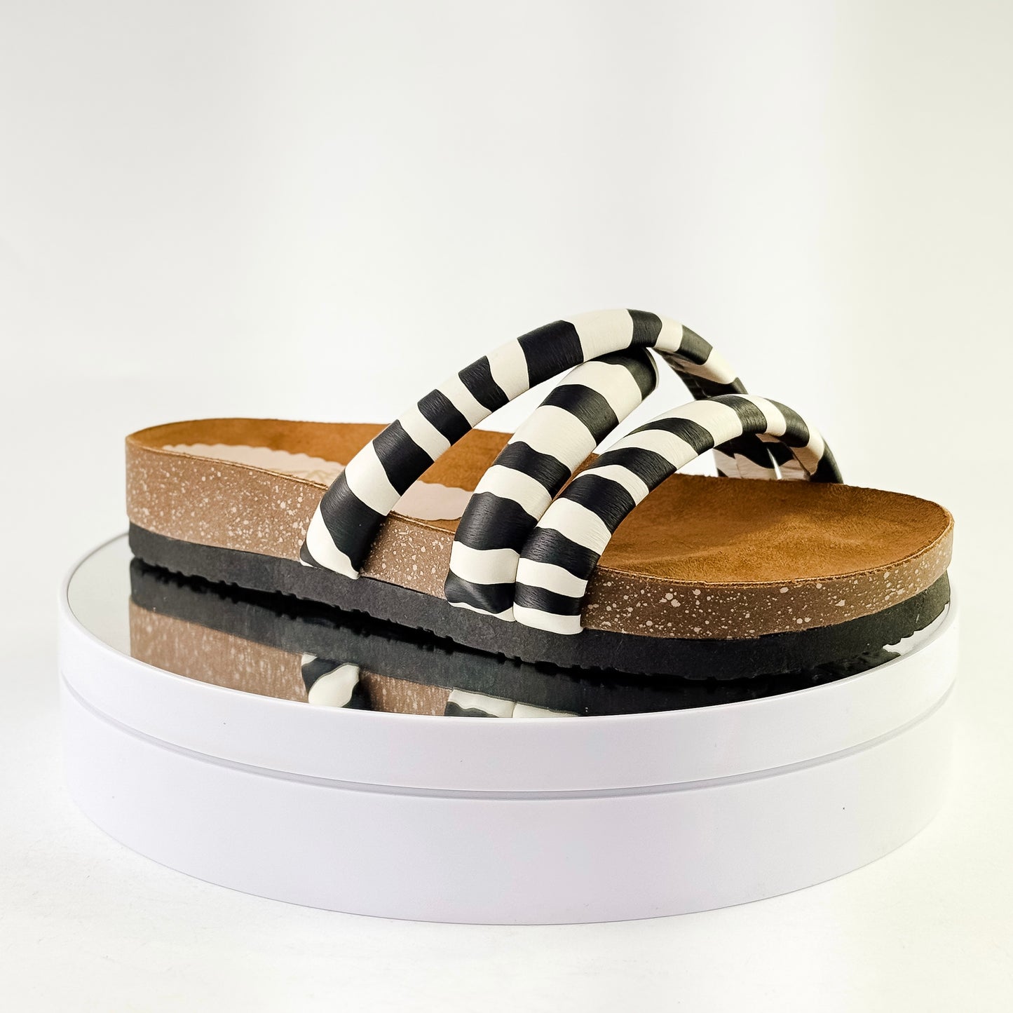 Sandalias planas con tiras cruzadas para mujer Ref. 0528 zebra
