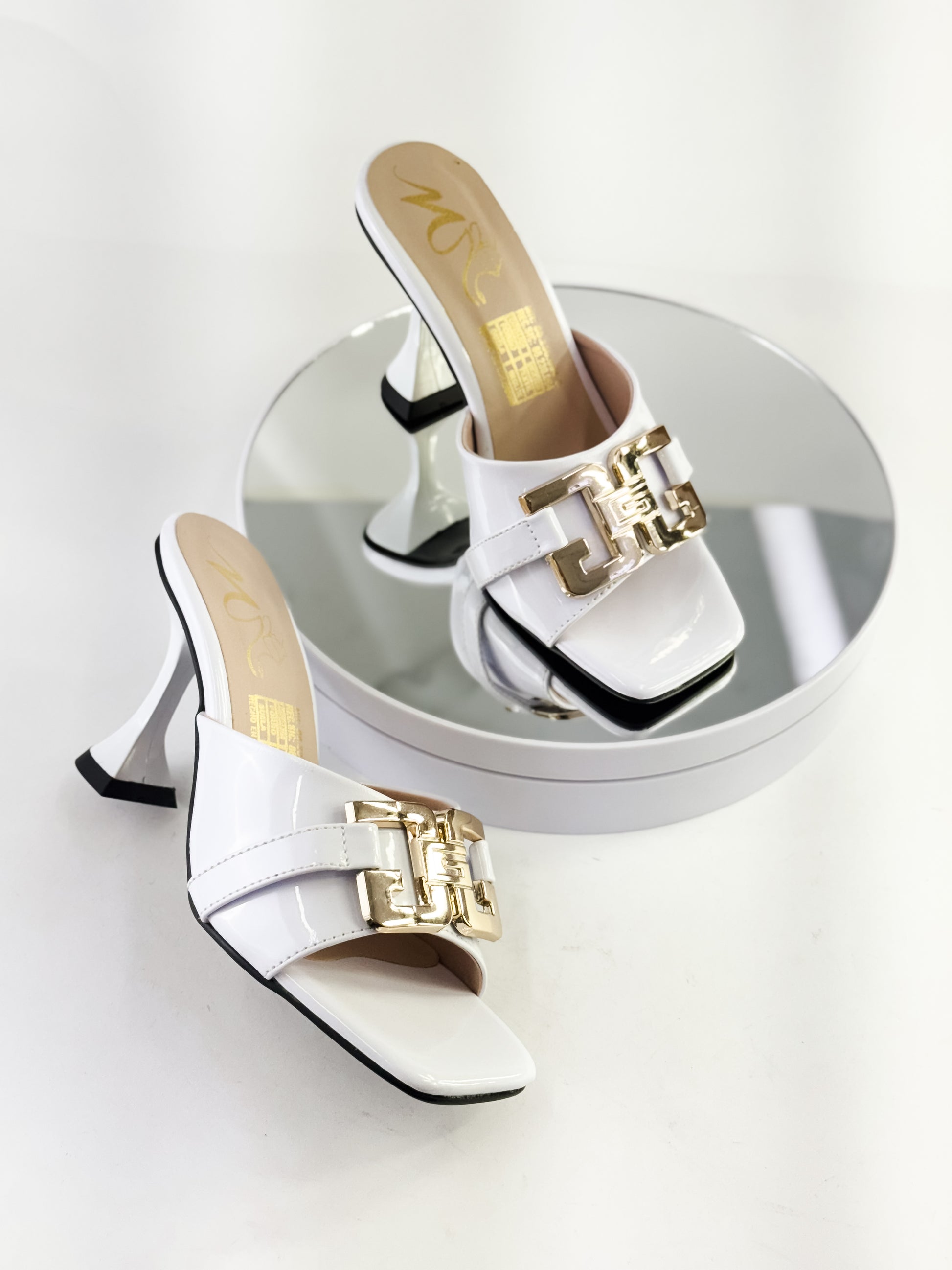 Tacones elegantes con hebilla dorada color blanco, tacón 7.5 cm para mujer - Milagros Moda