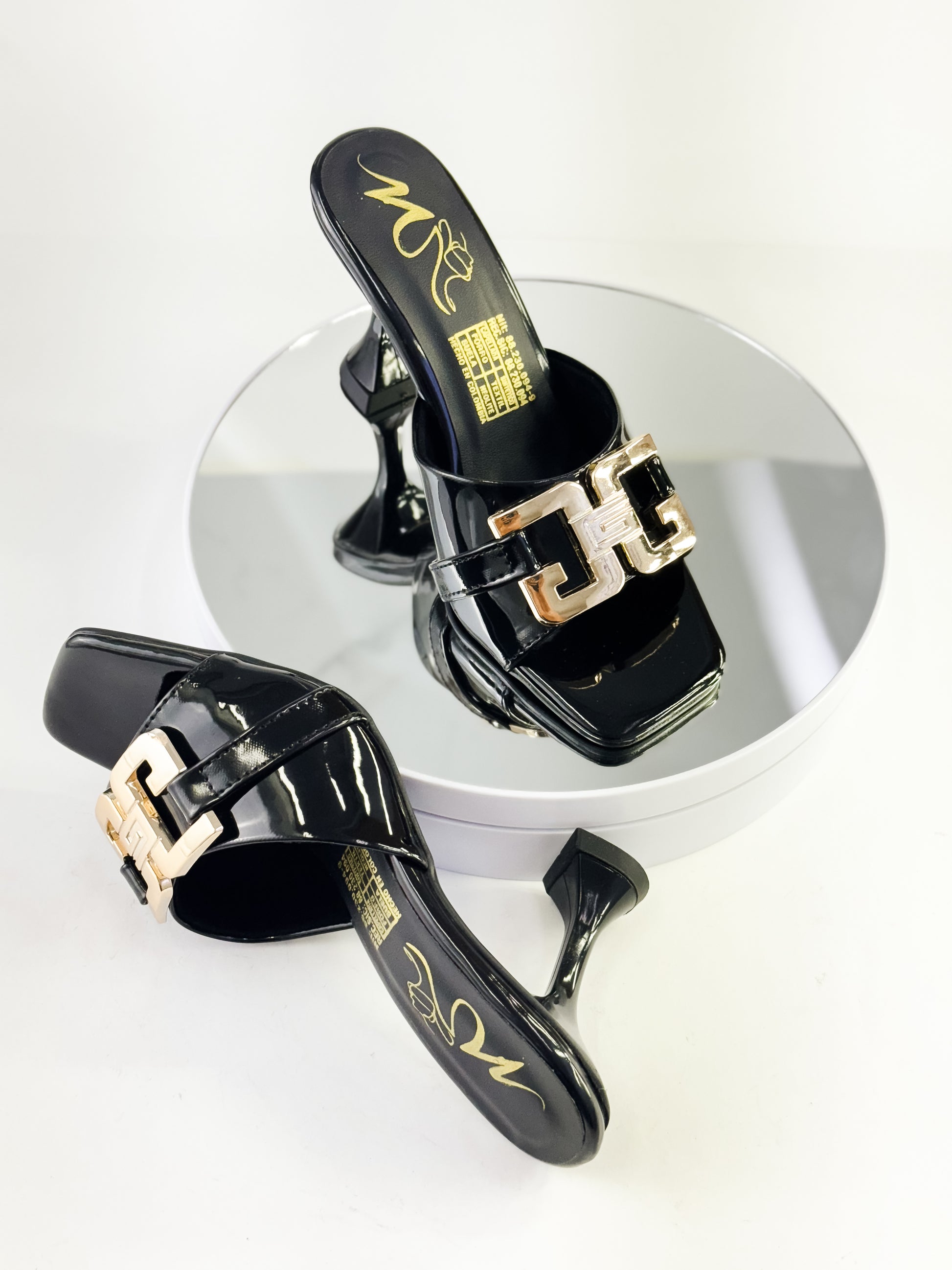 Tacones elegantes con hebilla dorada color negro, tacón 7.5 cm para mujer - Milagros Moda