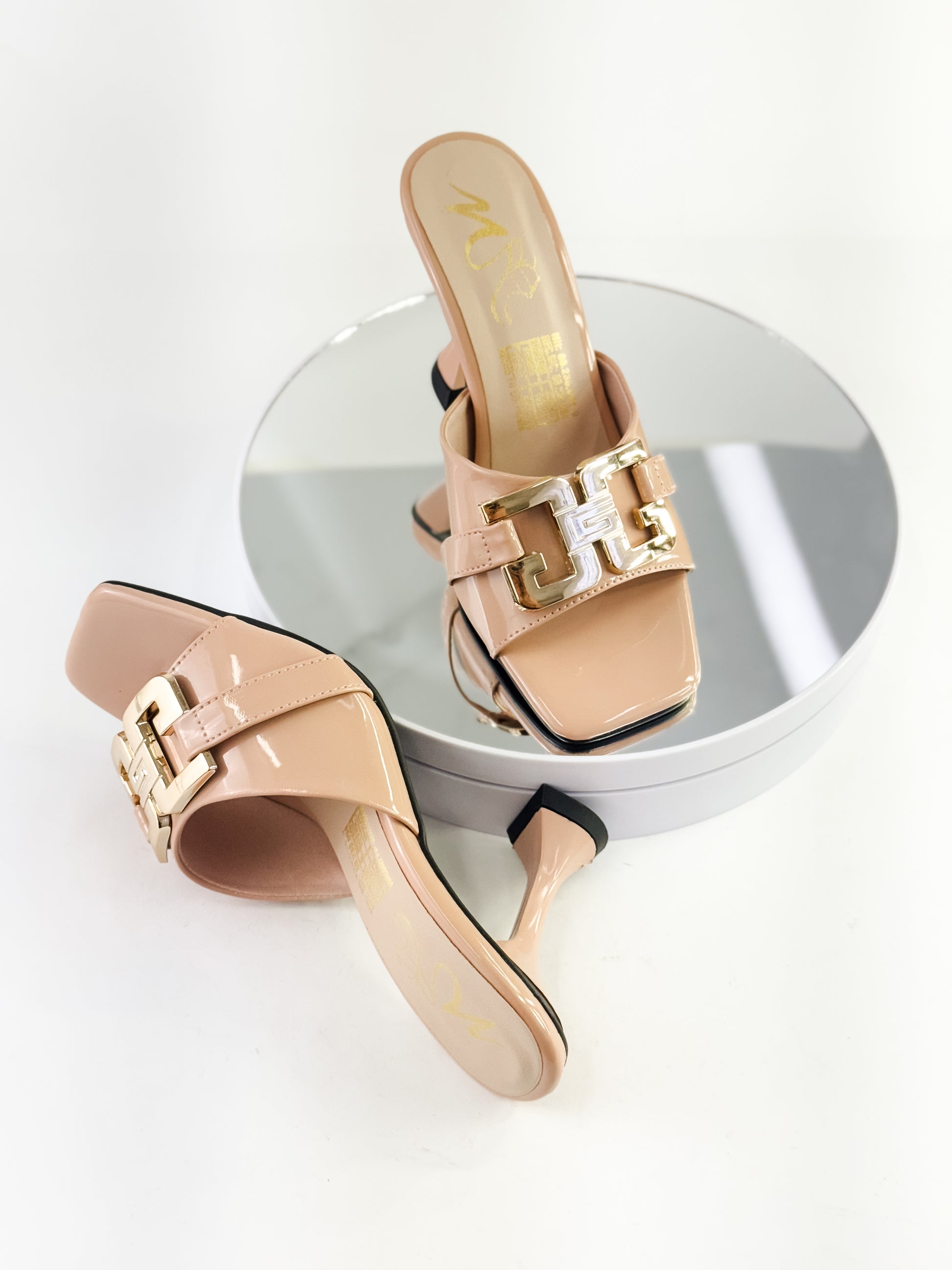 Tacones elegantes con hebilla dorada color nude, tacón 7.5 cm para mujer - Milagros Moda