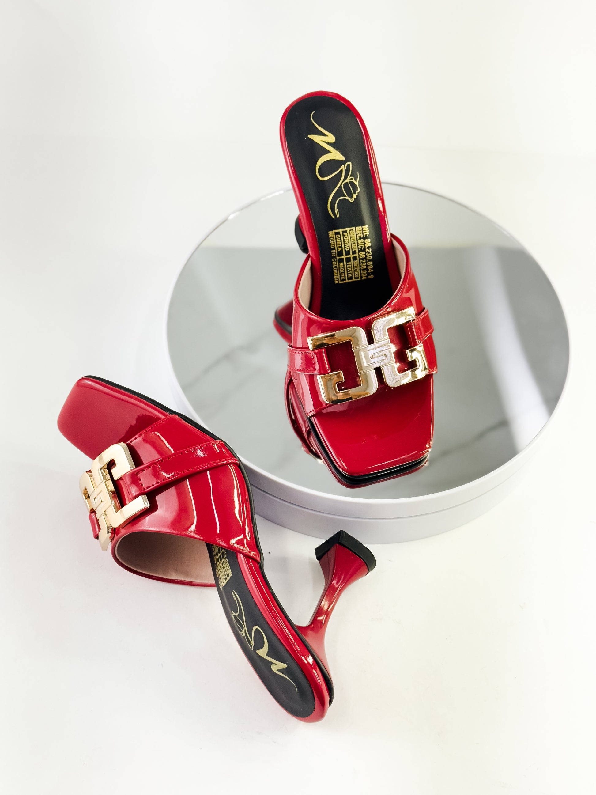 Tacones elegantes con hebilla dorada color rojo, tacón 7.5 cm para mujer - Milagros Moda