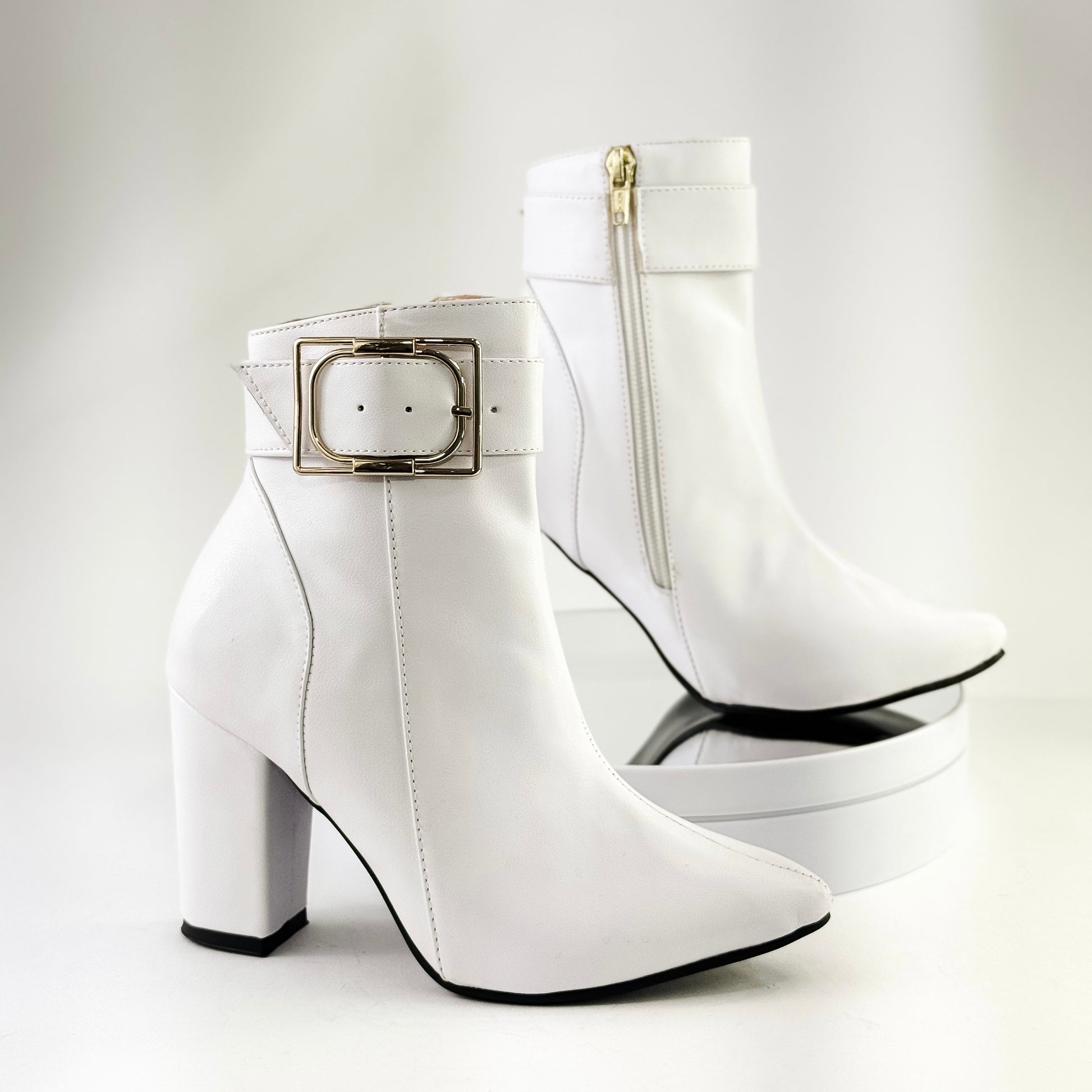 Botines con hebilla decorativa y tacón alto Ref. 8214 blanco
