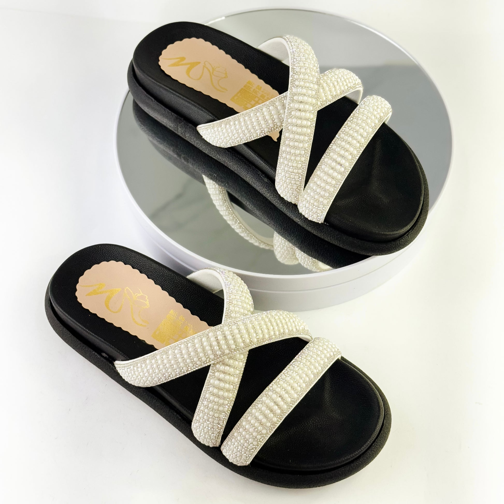 Sandalias planas con tiras cruzadas brillantes Ref. 0501 blanco