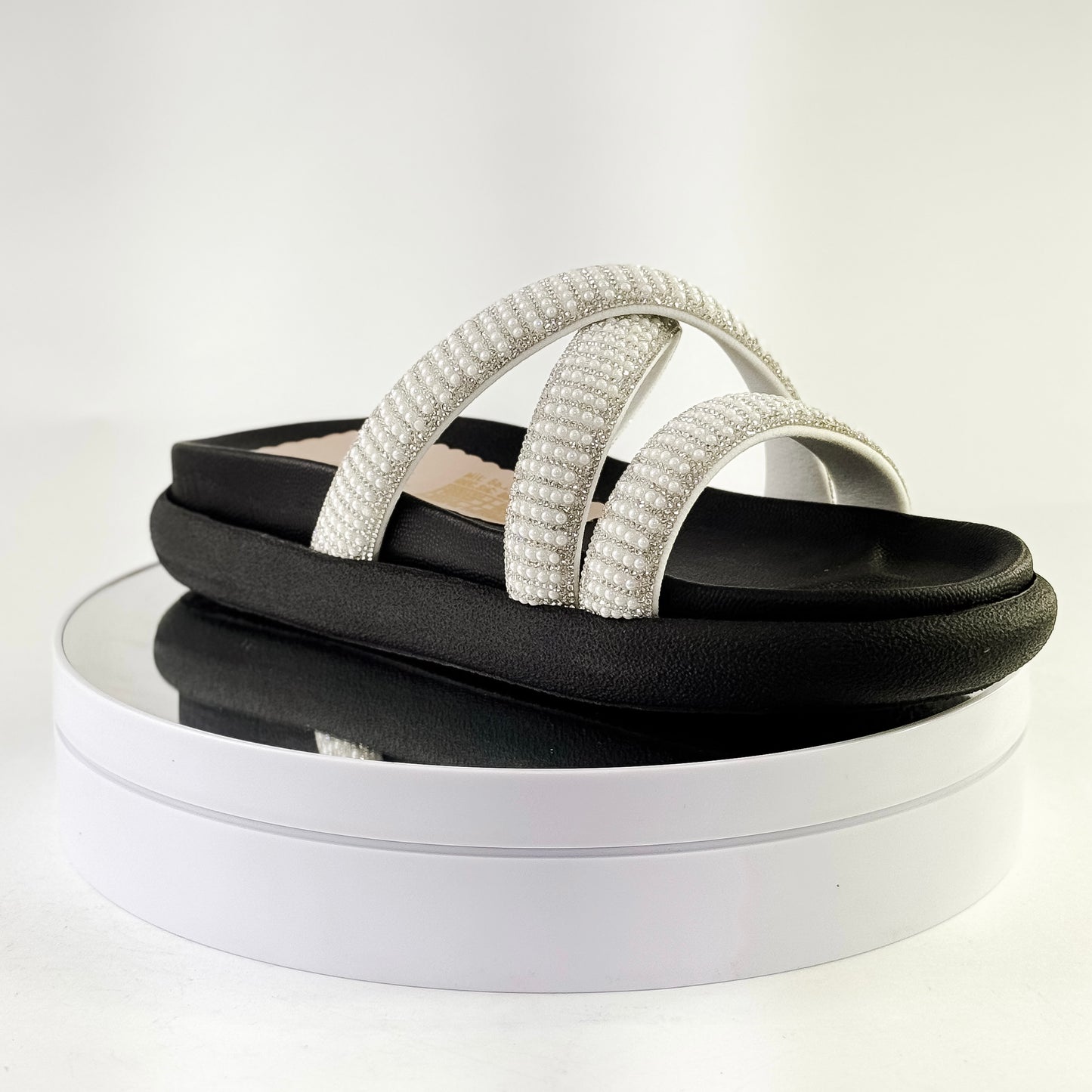Sandalias planas con tiras cruzadas brillantes Ref. 0501 blanco