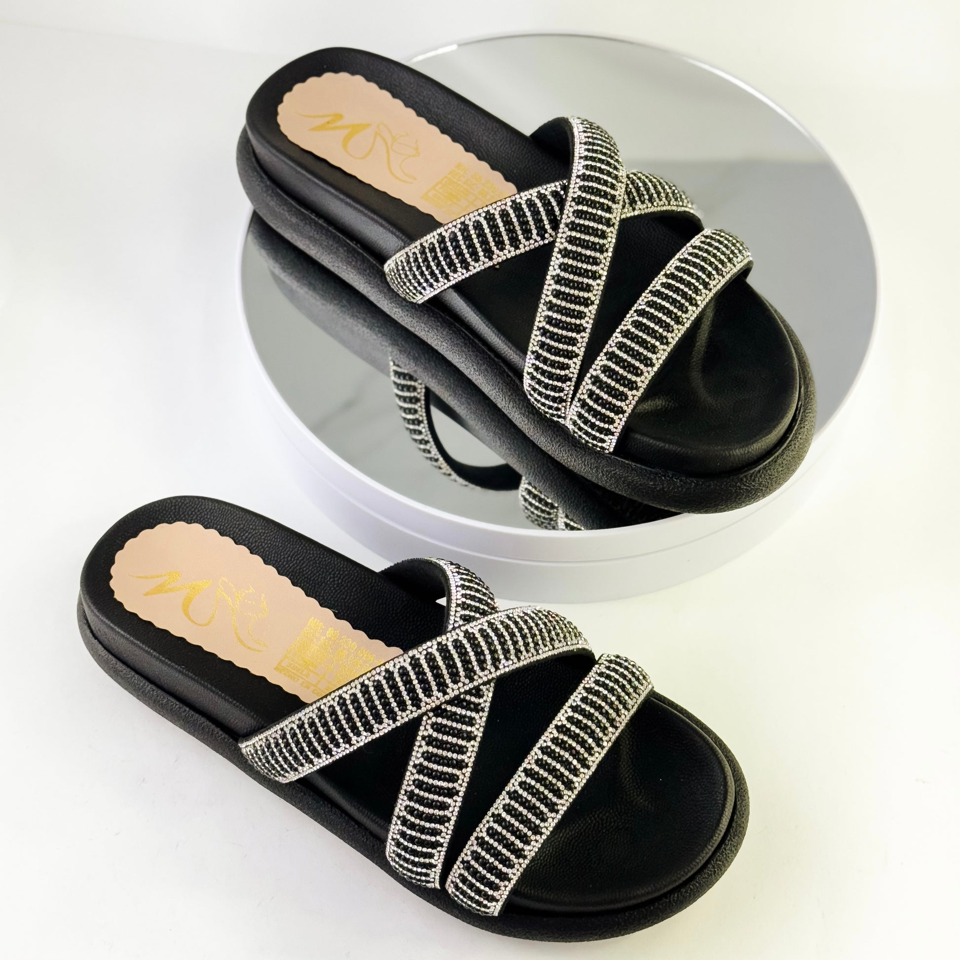 Sandalias planas con tiras cruzadas brillantes Ref. 0501 negro