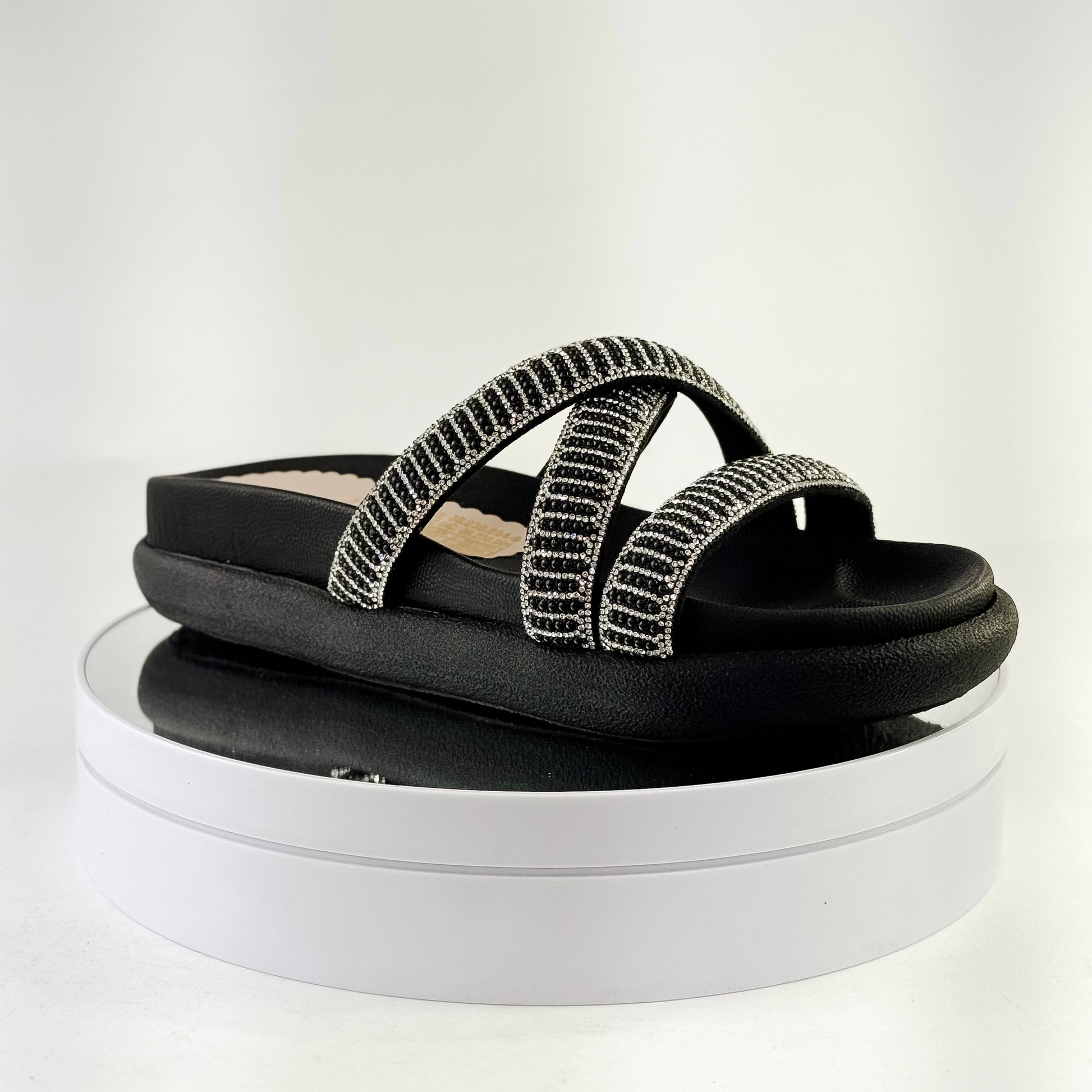 Sandalias planas con tiras cruzadas brillantes Ref. 0501 negro