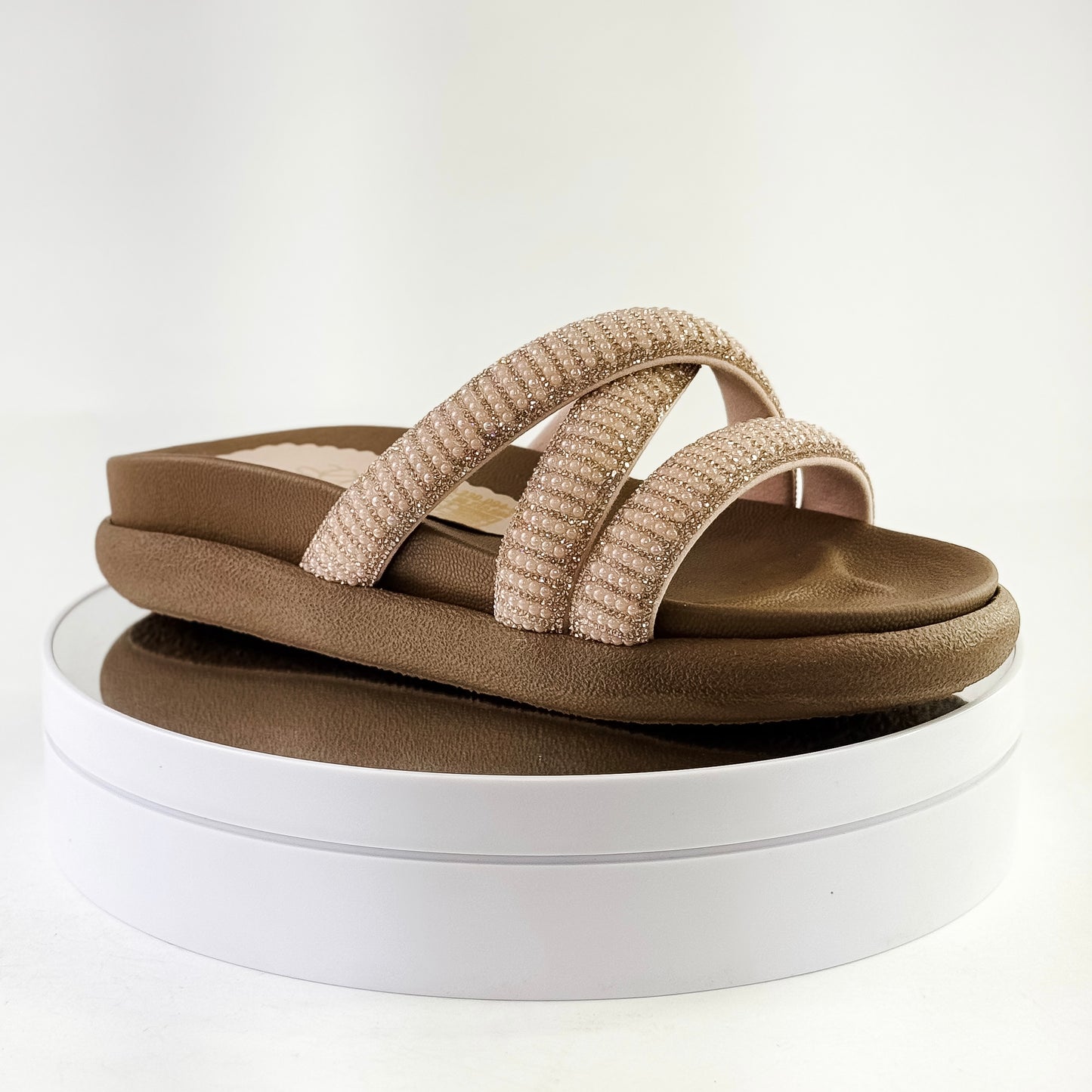 Sandalias planas con tiras cruzadas brillantes Ref. 0501 nude