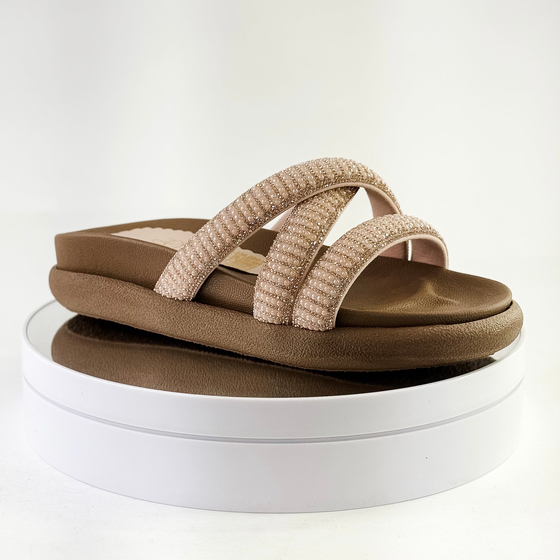 Sandalias planas con tiras cruzadas brillantes Ref. 0501 nude
