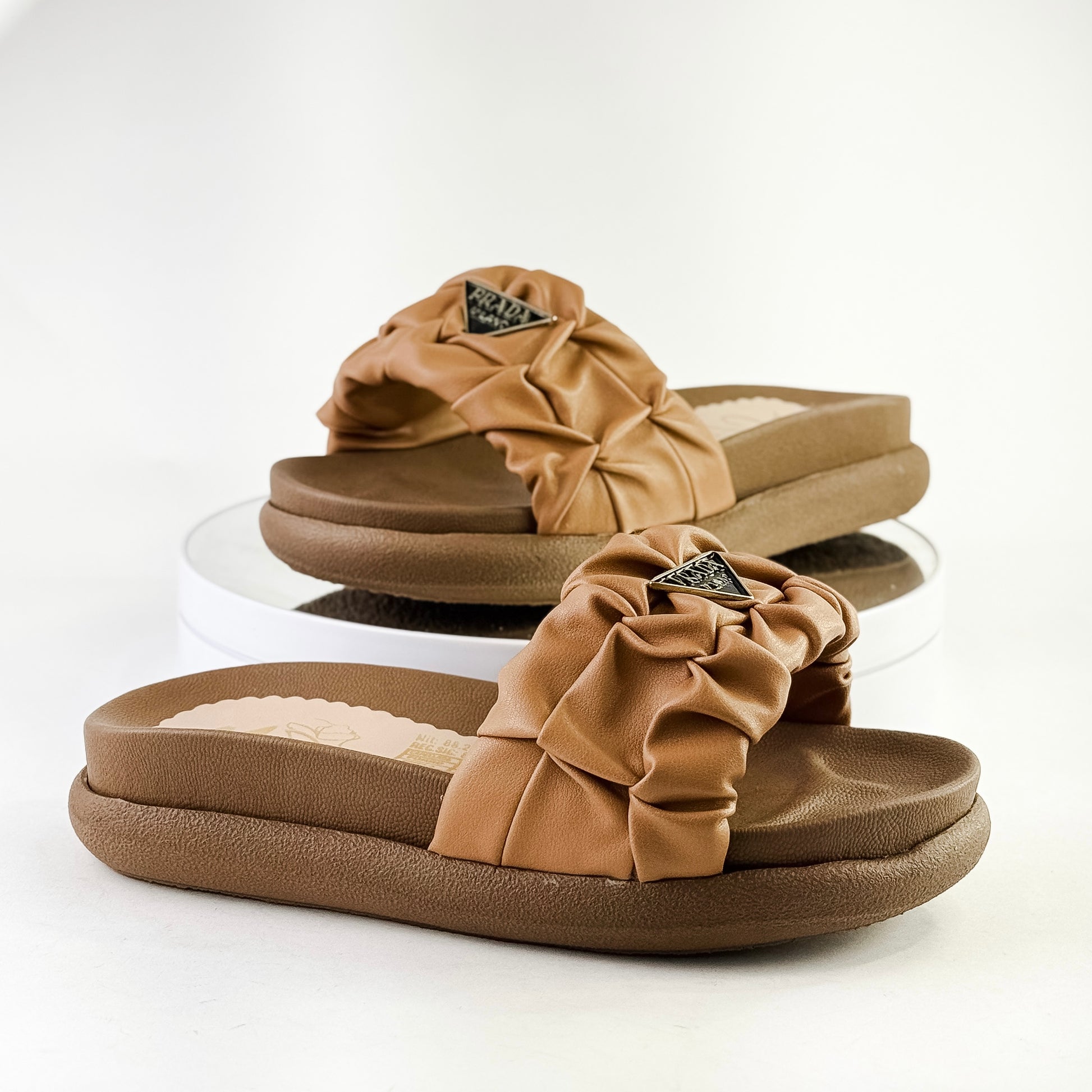 Sandalias tipo plataforma con tira fruncida y detalle metálico Ref. 0504 amaretto