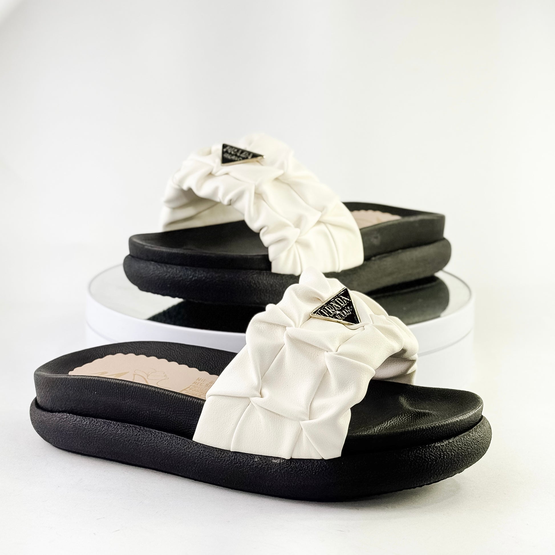 Sandalias tipo plataforma con tira fruncida y detalle metálico Ref. 0504 blanco