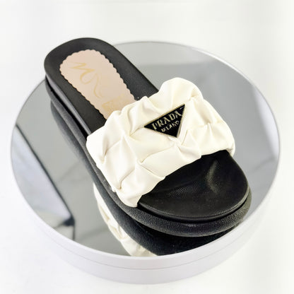 Sandalias tipo plataforma con tira fruncida y detalle metálico Ref. 0504 blanco