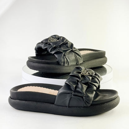 Sandalias tipo plataforma con tira fruncida y detalle metálico Ref. 0504 negro