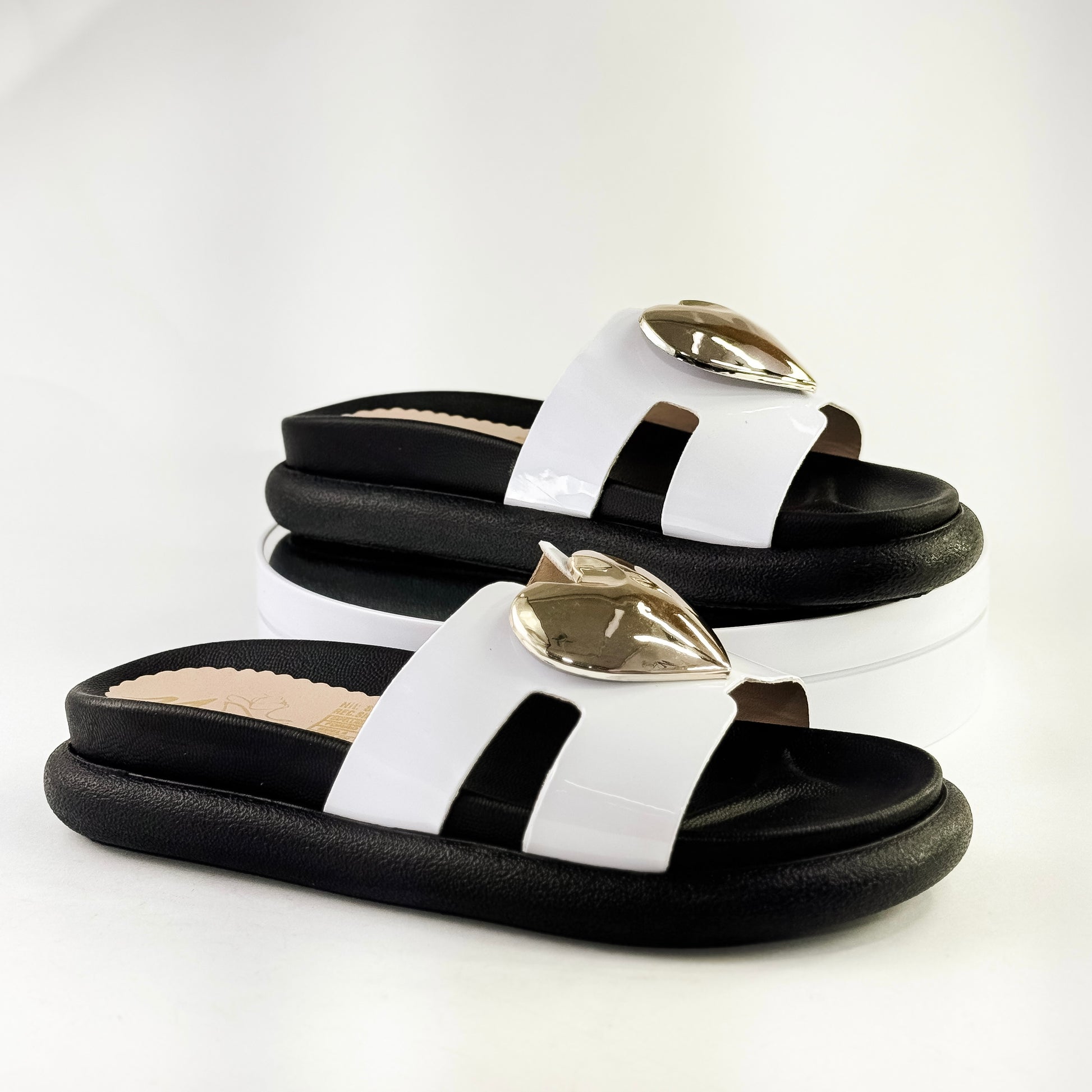 Sandalias planas con corazón dorado para mujer Ref. 0510 blanco
