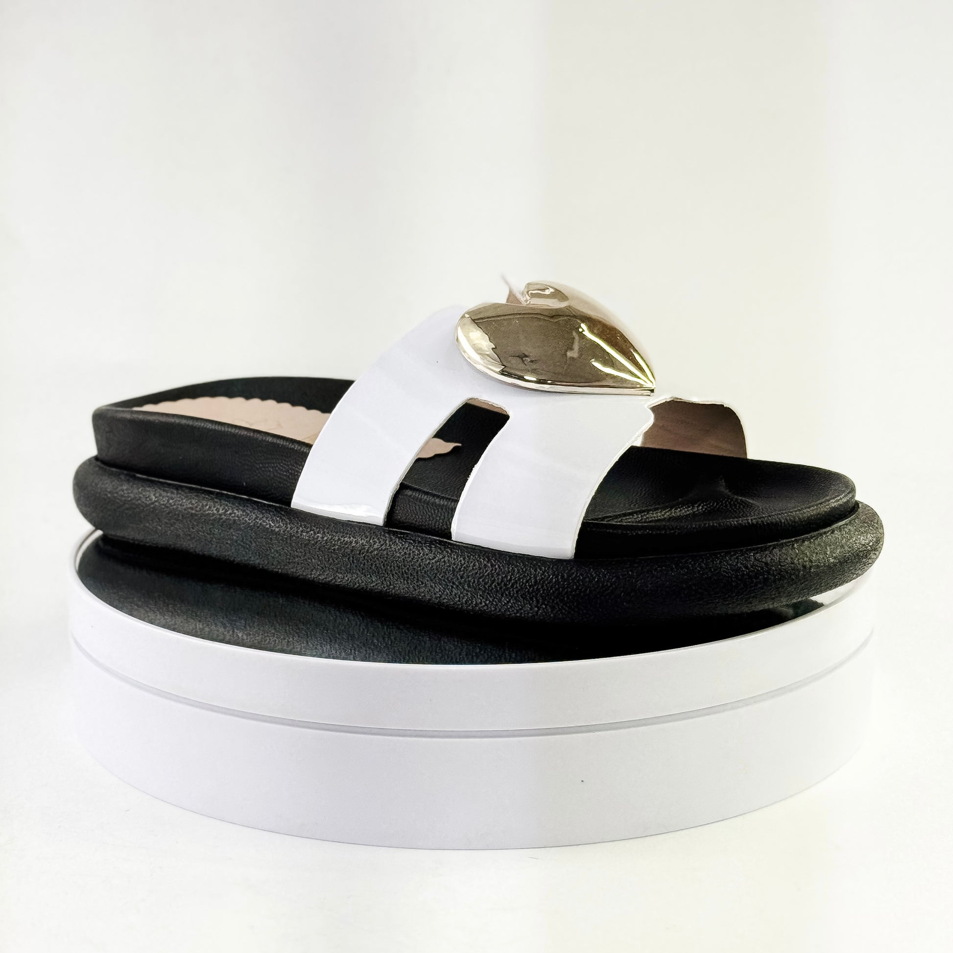 Sandalias planas con corazón dorado para mujer Ref. 0510 blanco