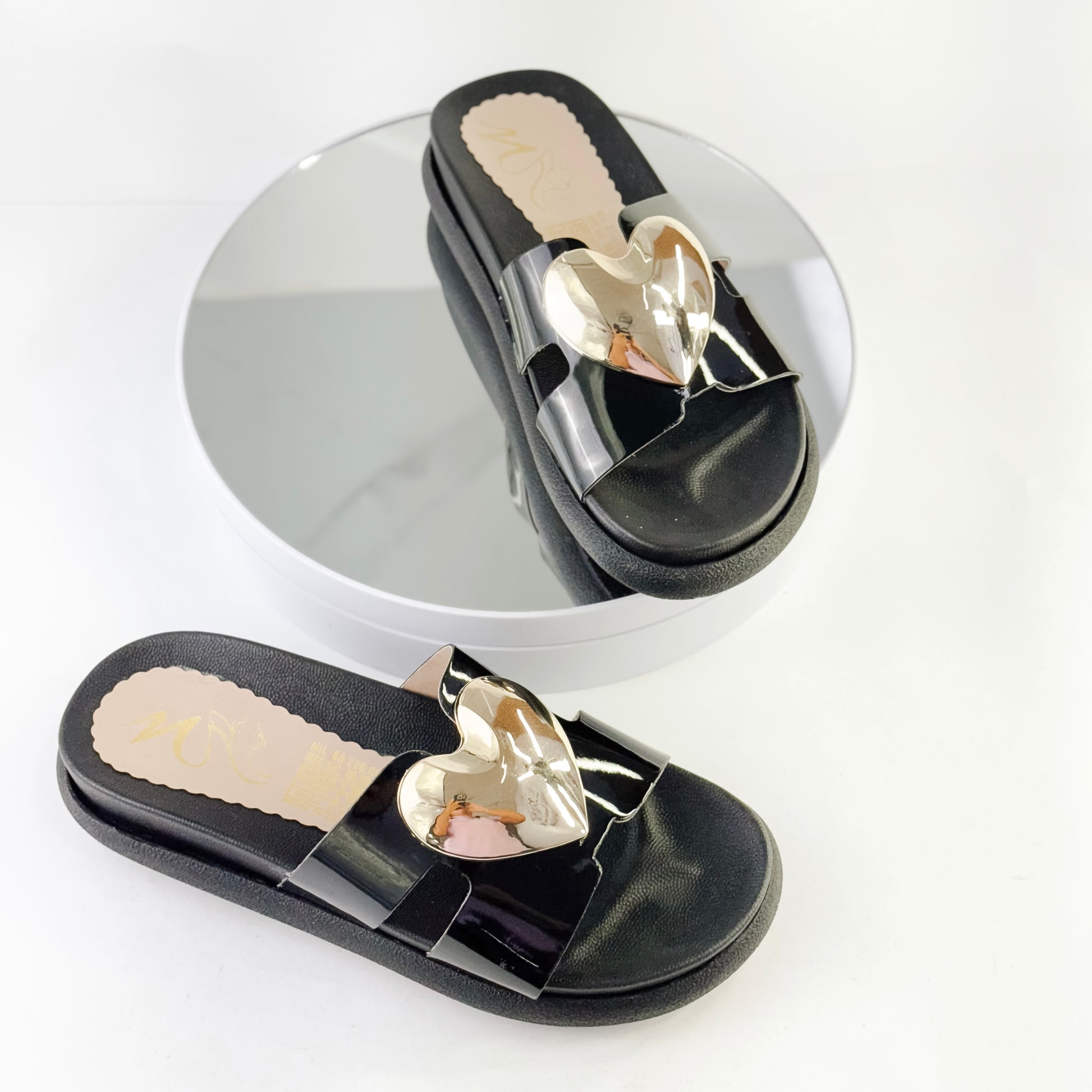 Sandalias planas con corazón dorado para mujer Ref. 0510 negro