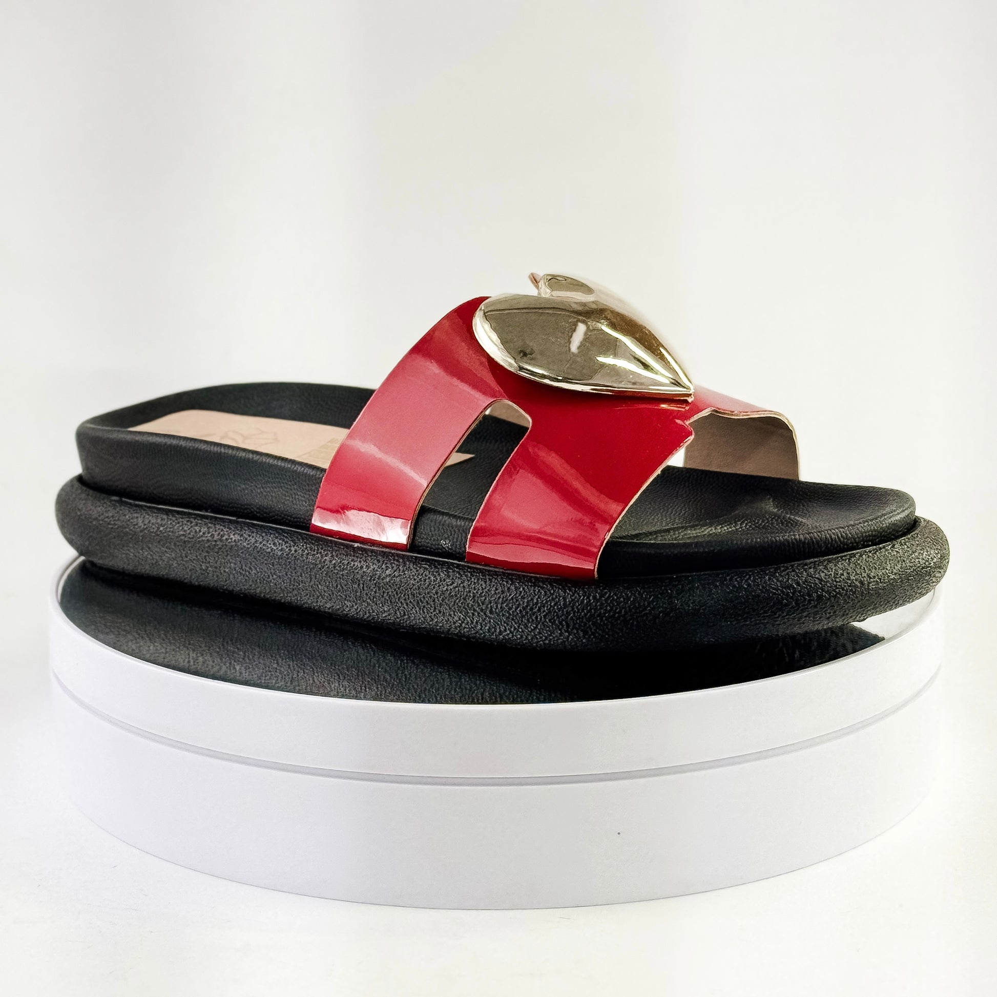 Sandalias planas con corazón dorado para mujer Ref. 0510 rojo