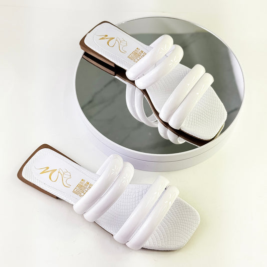 Sandalias planas con triple tira acolchada y textura Ref. PL21 blanco